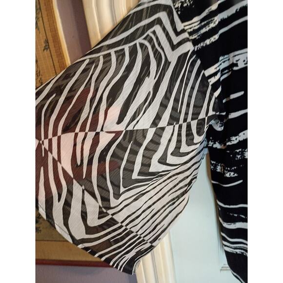 Travelers By Chico's Top Black White Striped Sz 2 Sheer Flutter Sleeves Stretch - Picture 3 of 9